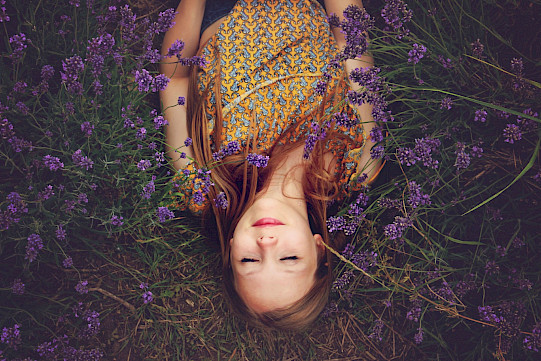 Nukkuva nainen kukkien keskellä. Kuva: Unsplash, Amy Treasure