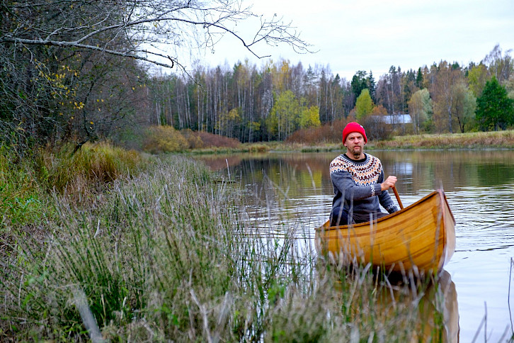 Fagerlund meloo kanootilla järvessä.