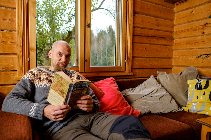 Fagerlund lukee kirjaa sohvalla.